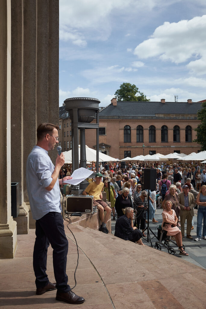 Dkod Lars Hedebo Olsen fra Politiken åbnede Frue Plads Marked 2024 - Danske ...
